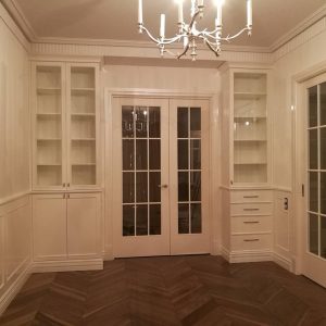 Витрины с подсветкой в гостиную