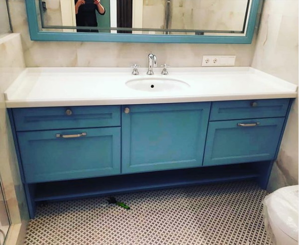 Тумба в сан. узел, столешница CORIAN,фасады МДФ в эмали